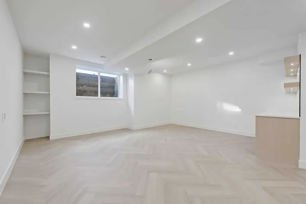 2216 35 Street SW Calgary AB T3E 2X8