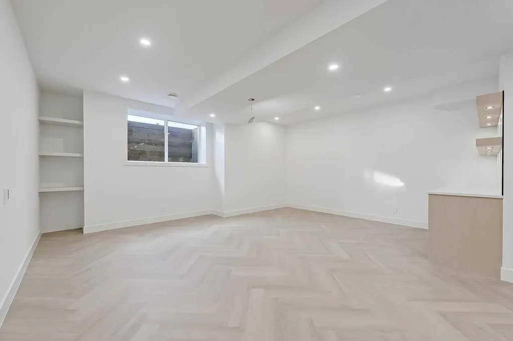 2216 35 Street SW Calgary AB T3E 2X8