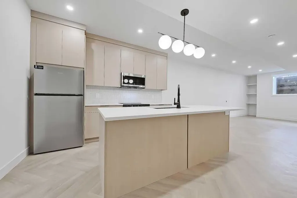 2216 35 Street SW Calgary AB T3E 2X8