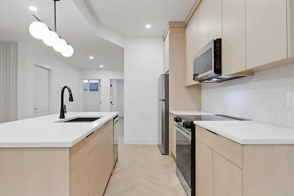 2216 35 Street SW Calgary AB T3E 2X8