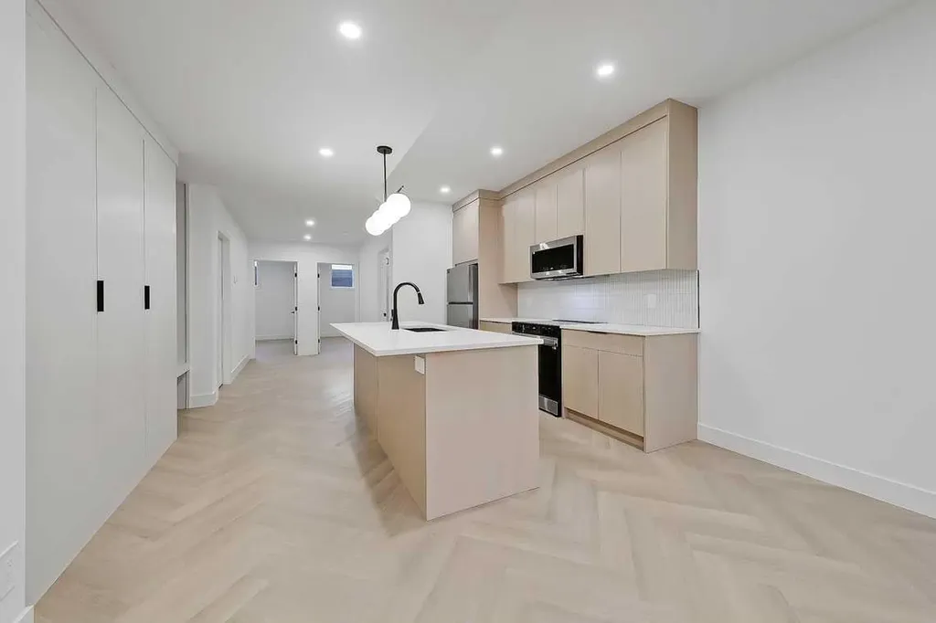 2216 35 Street SW Calgary AB T3E 2X8