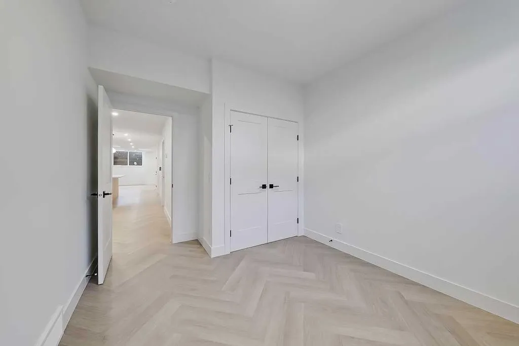 2216 35 Street SW Calgary AB T3E 2X8