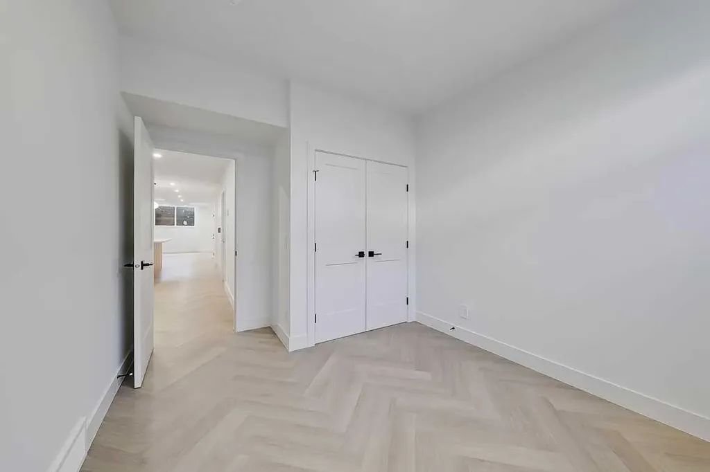 2216 35 Street SW Calgary AB T3E 2X8