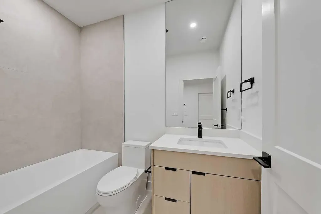 2216 35 Street SW Calgary AB T3E 2X8