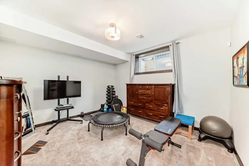 2213 27 Street SW Calgary AB T3E 2E9