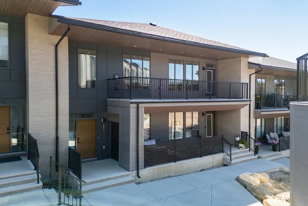609 Sovereign Common SW Calgary AB T3C 3Y3