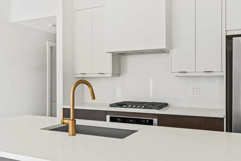 609 Sovereign Common SW Calgary AB T3C 3Y3