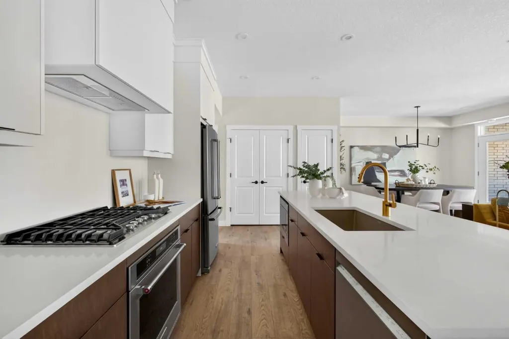 609 Sovereign Common SW Calgary AB T3C 3Y3