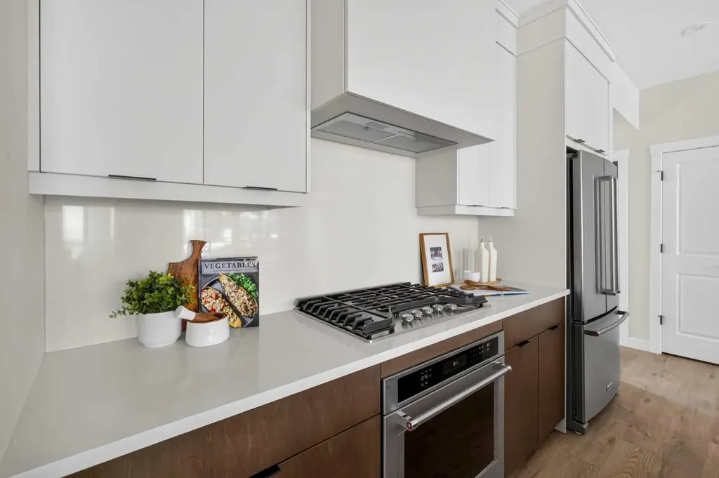 609 Sovereign Common SW Calgary AB T3C 3Y3