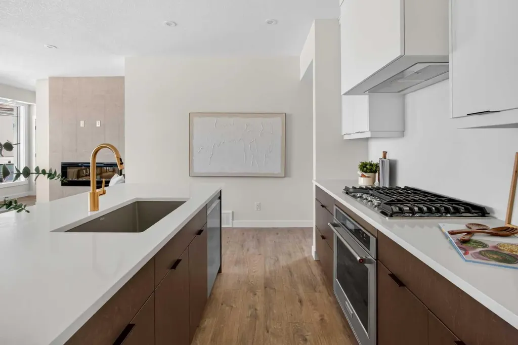 609 Sovereign Common SW Calgary AB T3C 3Y3