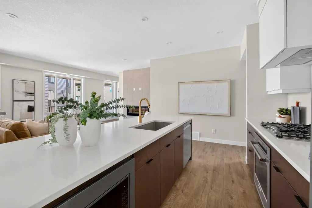 609 Sovereign Common SW Calgary AB T3C 3Y3