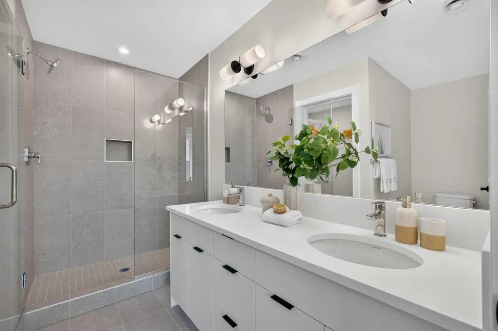 609 Sovereign Common SW Calgary AB T3C 3Y3