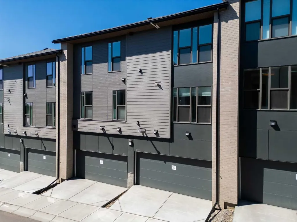 609 Sovereign Common SW Calgary AB T3C 3Y3
