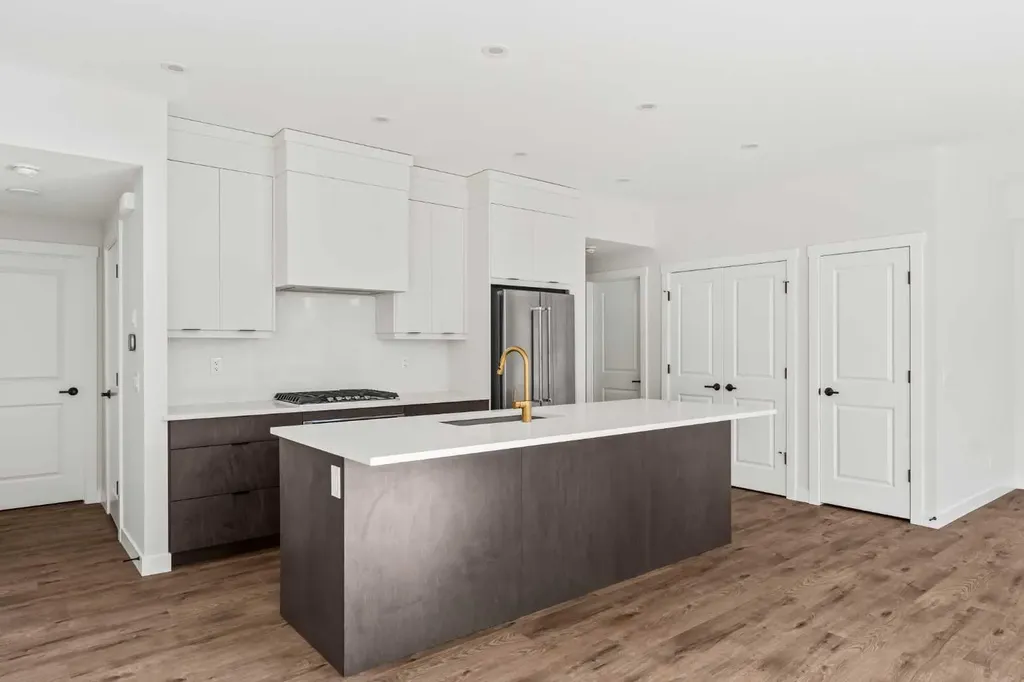 609 Sovereign Common SW Calgary AB T3C 3Y3