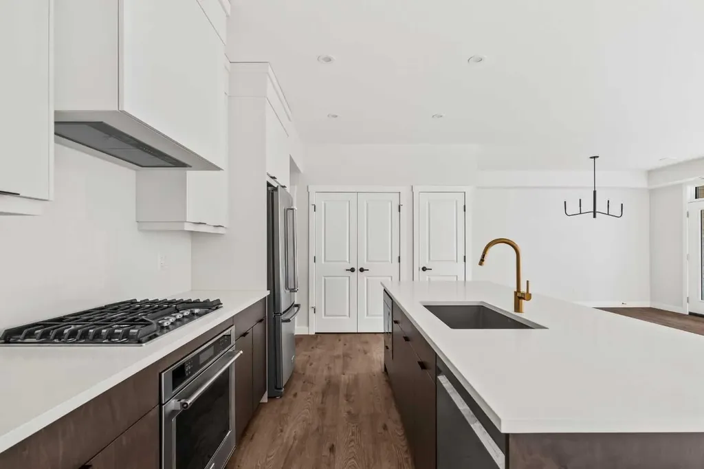 609 Sovereign Common SW Calgary AB T3C 3Y3
