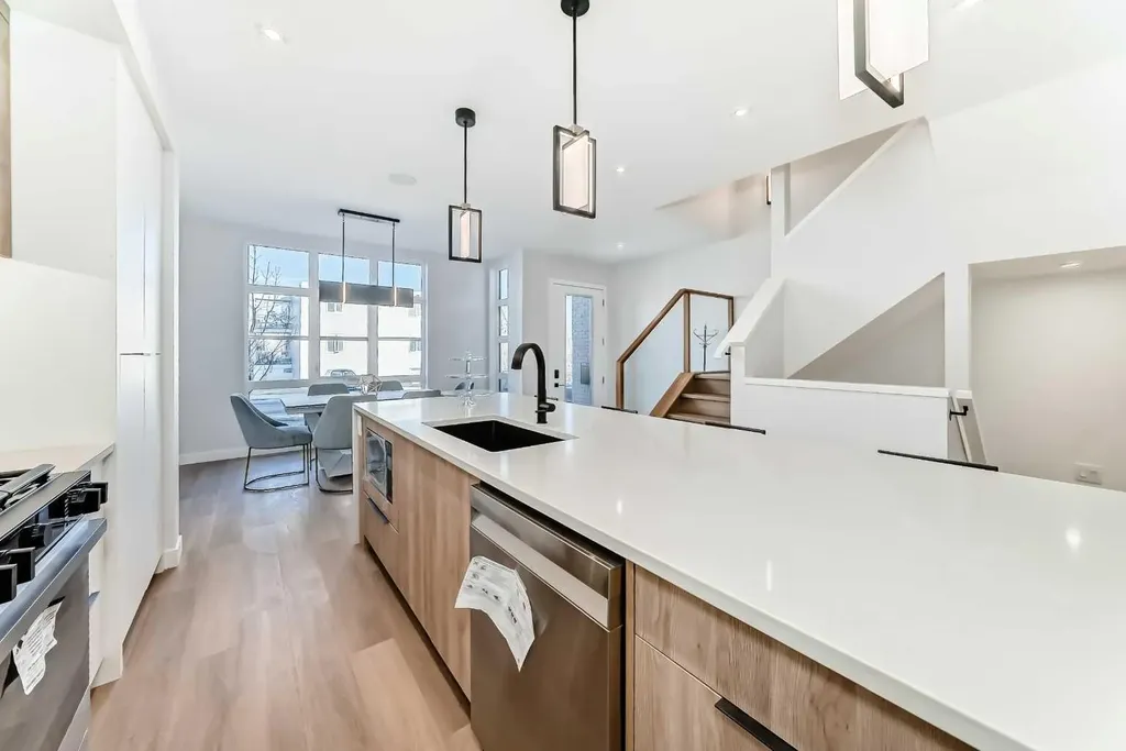 1607 37 Avenue SW Calgary AB T2T2h2
