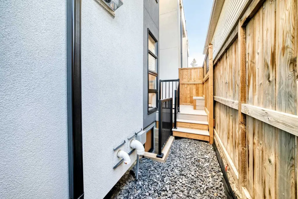 1607 37 Avenue SW Calgary AB T2T2h2