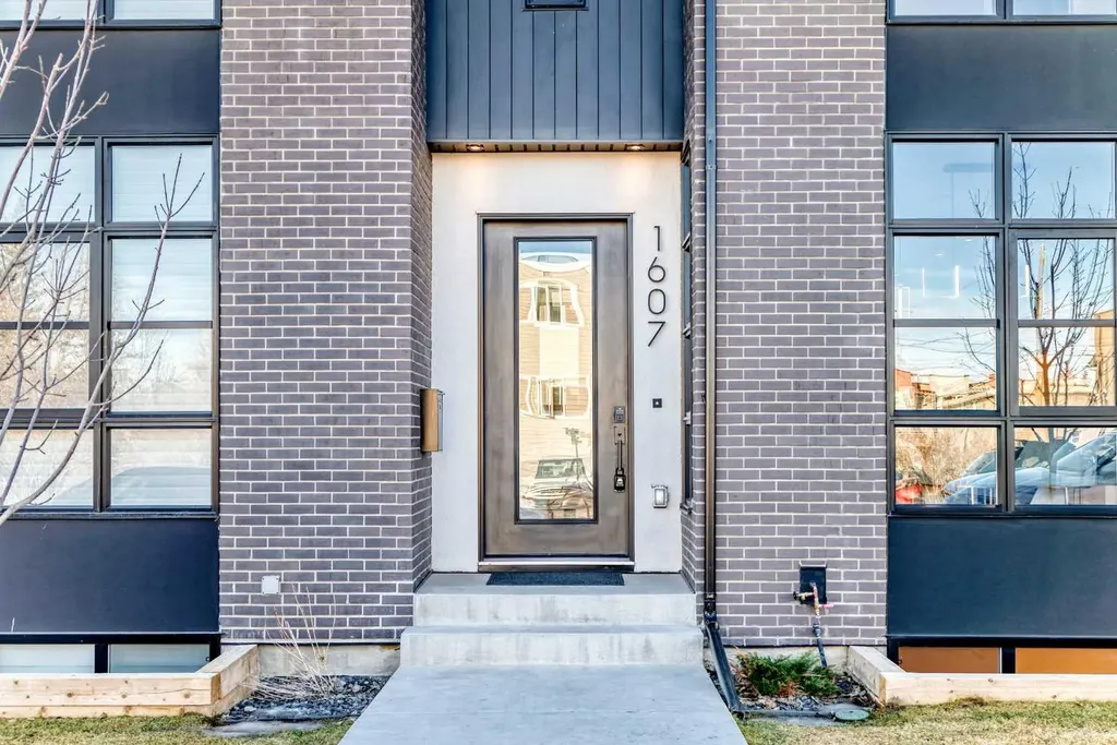 1607 37 Avenue SW Calgary AB T2T2h2