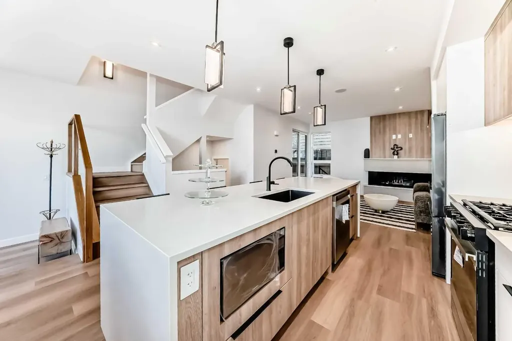 1607 37 Avenue SW Calgary AB T2T2h2