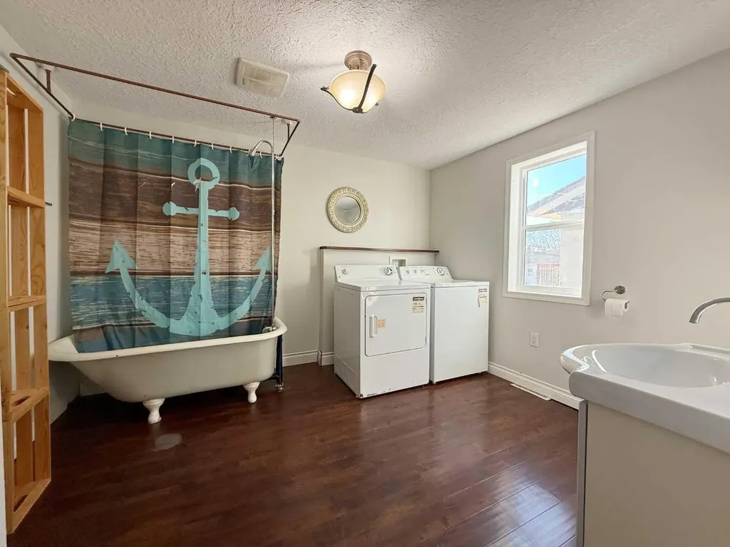 1045 17 Avenue Wainwright AB T9W1K3