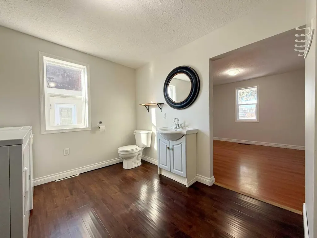 1045 17 Avenue Wainwright AB T9W1K3