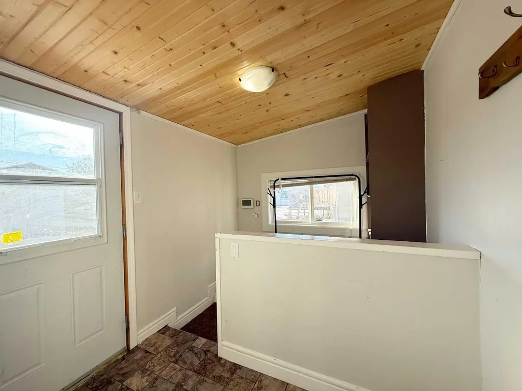 1045 17 Avenue Wainwright AB T9W1K3