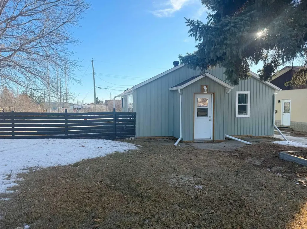 1045 17 Avenue Wainwright AB T9W1K3