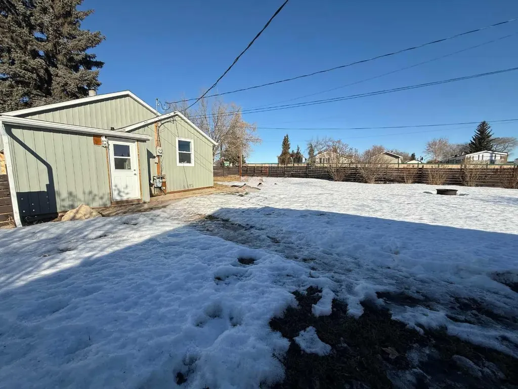 1045 17 Avenue Wainwright AB T9W1K3