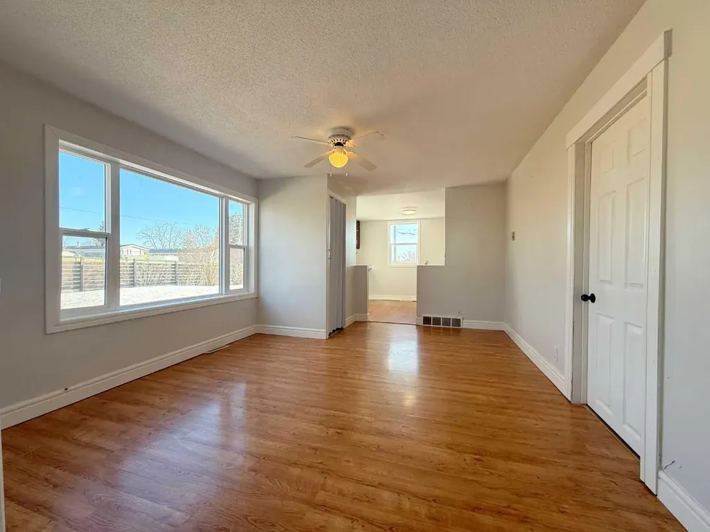 1045 17 Avenue Wainwright AB T9W1K3