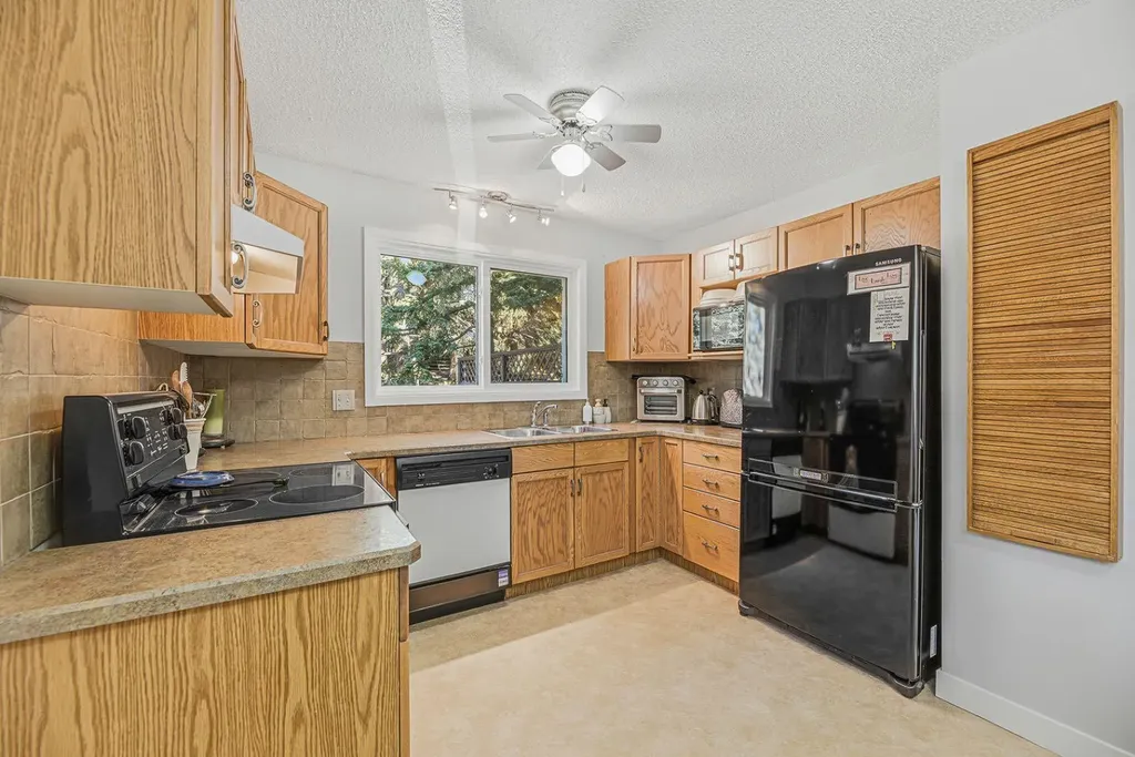 3130 66 Avenue SW Calgary AB T3E 5K8