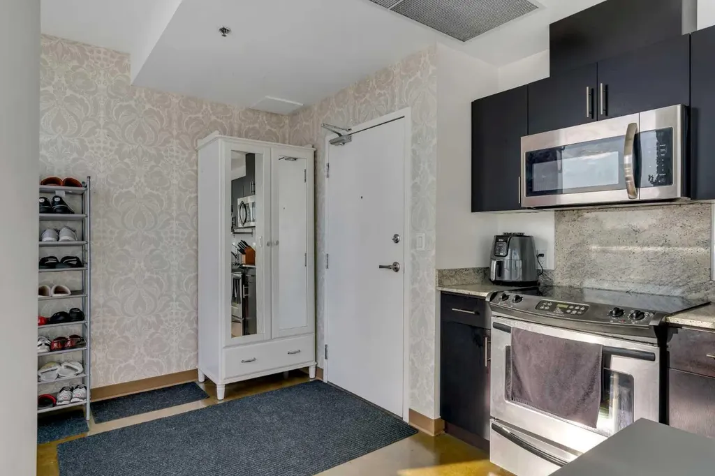 135 13 Avenue SW Calgary AB T2R 0W8