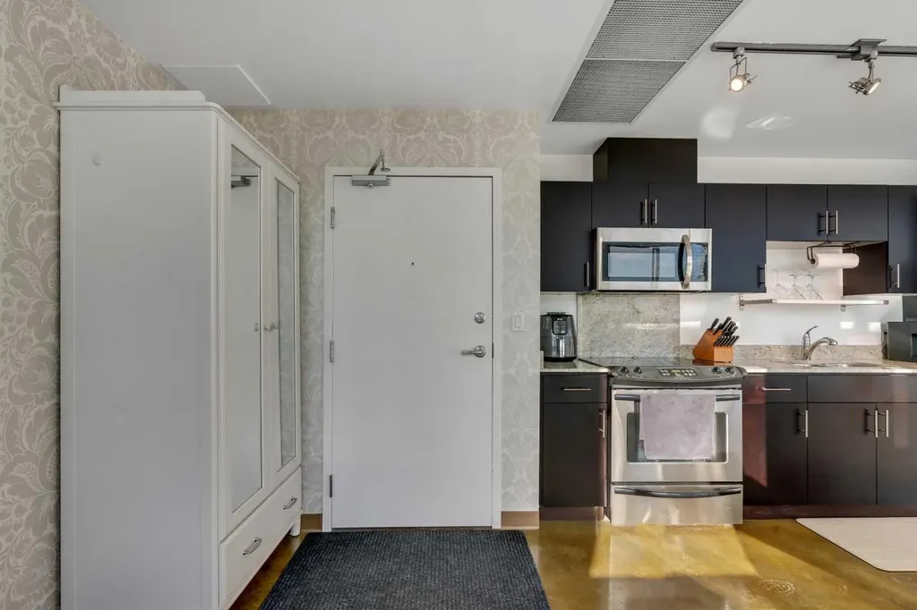 135 13 Avenue SW Calgary AB T2R 0W8