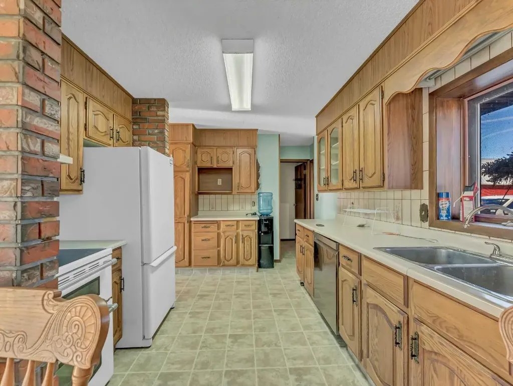 22222 Range Road 20 Bindloss AB T0J0H0