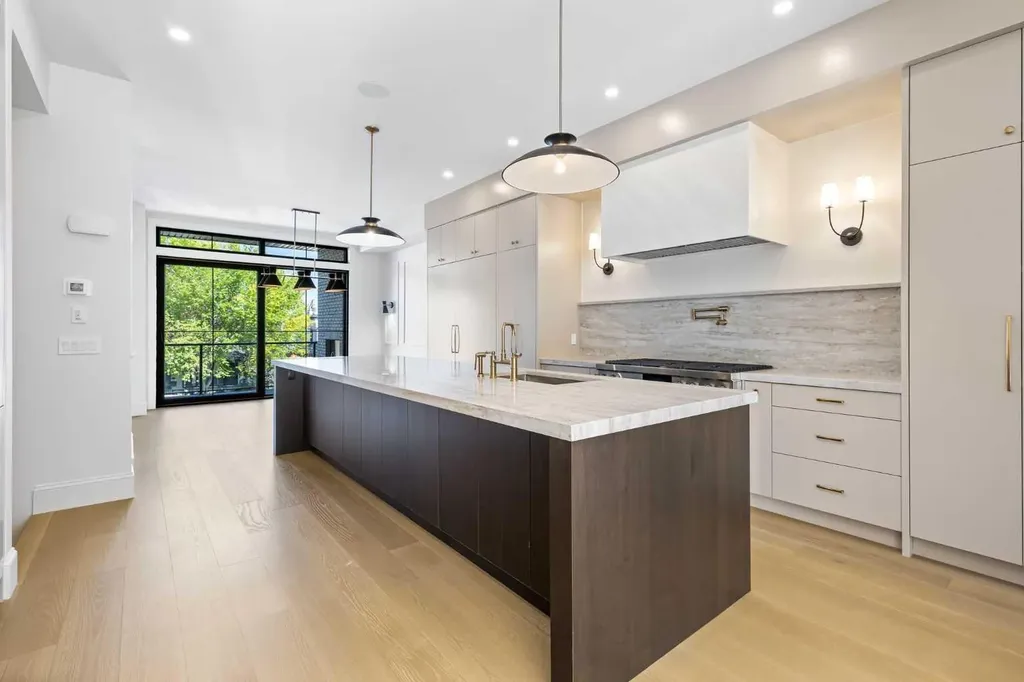 2011 28 Avenue SW Calgary AB T2T 1K4