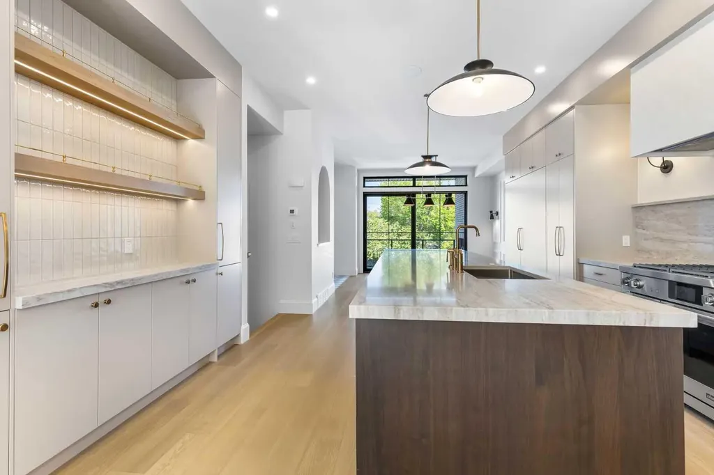 2011 28 Avenue SW Calgary AB T2T 1K4