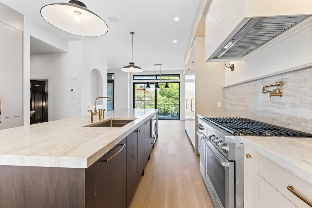 2011 28 Avenue SW Calgary AB T2T 1K4