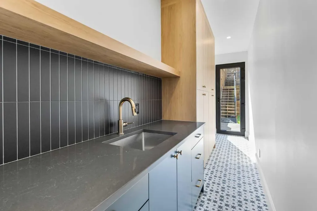 2011 28 Avenue SW Calgary AB T2T 1K4