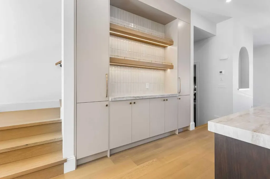 2011 28 Avenue SW Calgary AB T2T 1K4