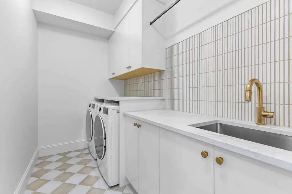 2011 28 Avenue SW Calgary AB T2T 1K4