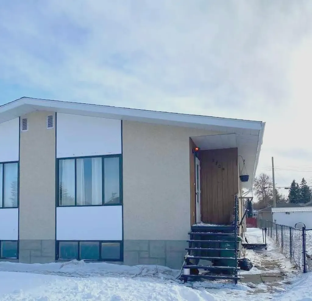 5209 60 Avenue N Ponoka AB T4J 1E9