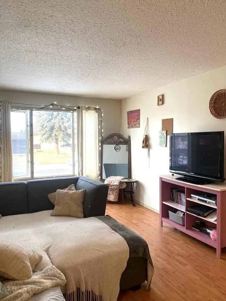 5209 60 Avenue N Ponoka AB T4J 1E9