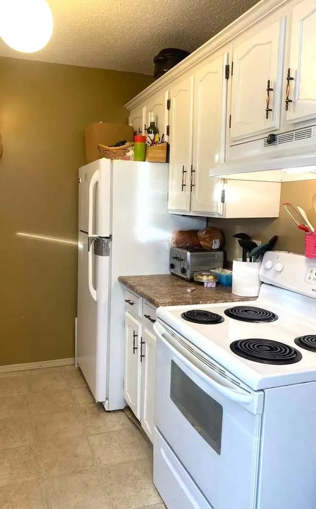 5209 60 Avenue N Ponoka AB T4J 1E9