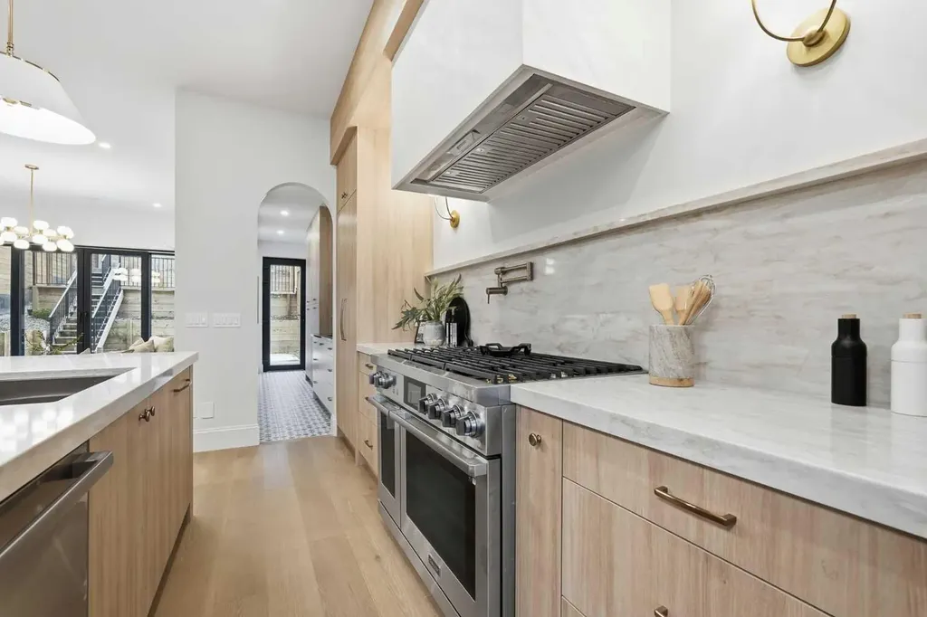 2009 28 Avenue SW Calgary AB T2T 1K4