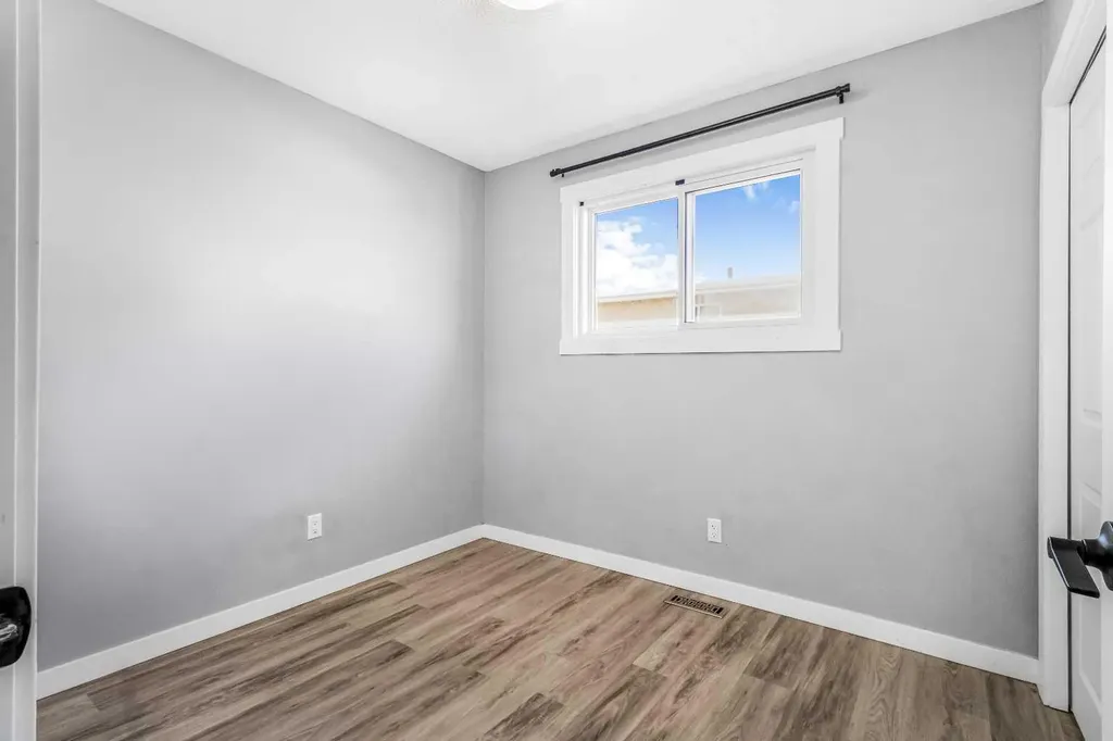 183 Penbrooke Close SE Calgary AB T2A 3N9