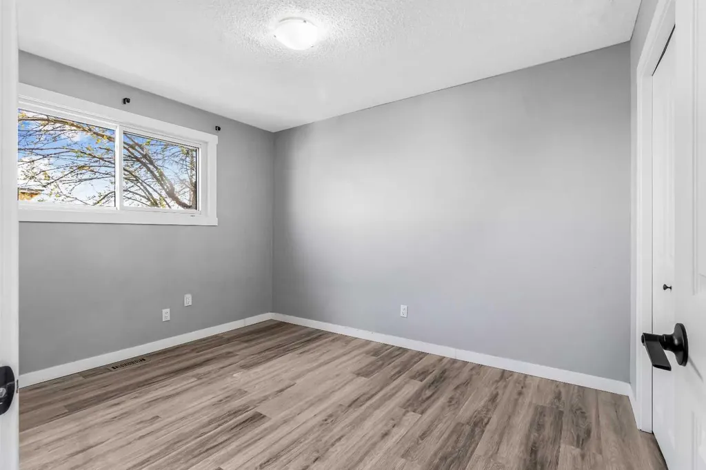 183 Penbrooke Close SE Calgary AB T2A 3N9
