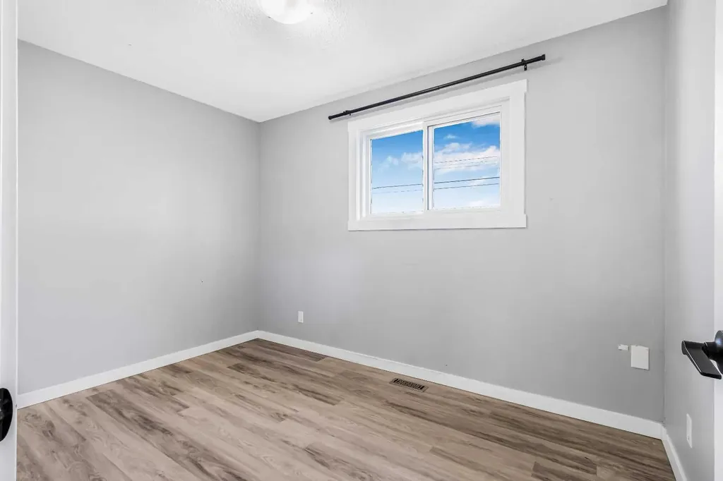 183 Penbrooke Close SE Calgary AB T2A 3N9