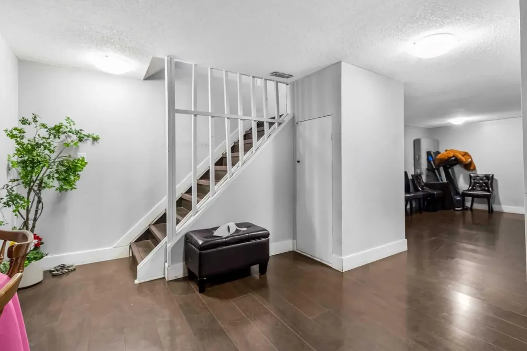183 Penbrooke Close SE Calgary AB T2A 3N9