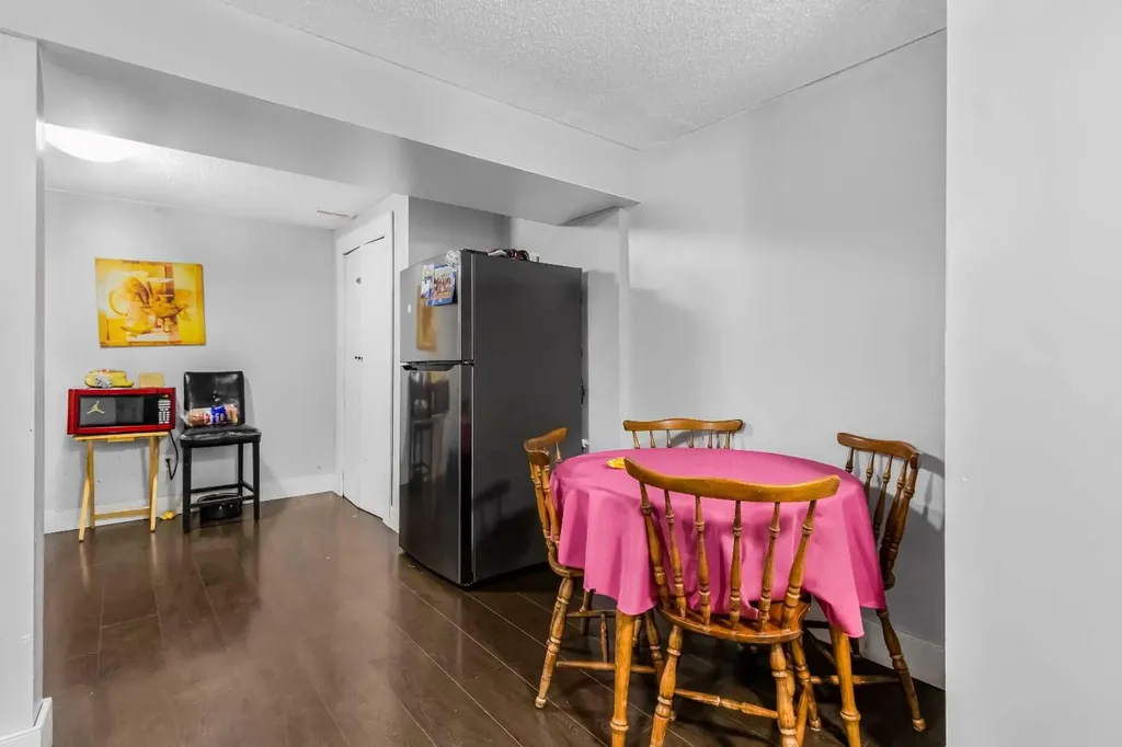 183 Penbrooke Close SE Calgary AB T2A 3N9