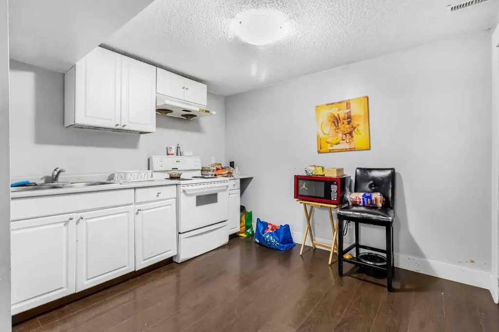 183 Penbrooke Close SE Calgary AB T2A 3N9