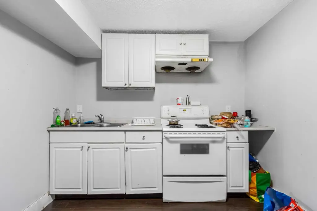 183 Penbrooke Close SE Calgary AB T2A 3N9